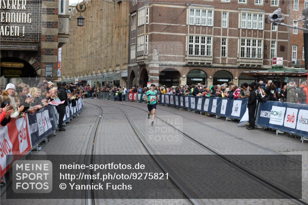 05.10.2025 - 20. swb-Marathon Bremen Yannick Fuchs http://msf.ph/oto/9275821 05.10.2025 12:37:16 Ziel 909 meine-sportfotos.de
