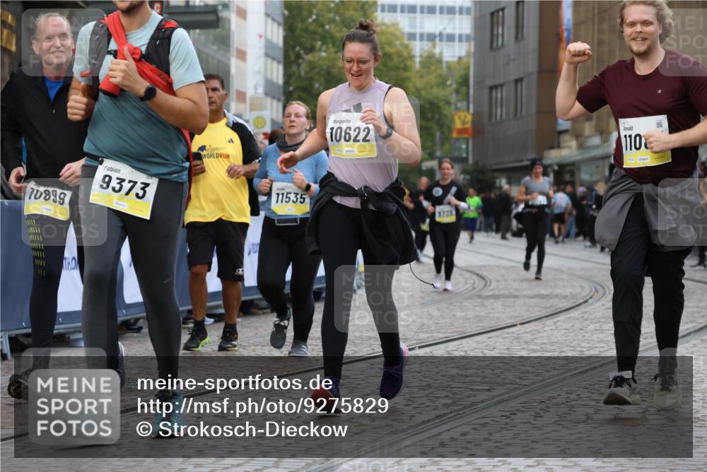05.10.2025 - 20. swb-Marathon Bremen Strokosch-Dieckow http://msf.ph/oto/9275829 05.10.2025 11:12:17 Ziel 9373, 9374, 9911, 10622, 10899, 11085, 11535 meine-sportfotos.de