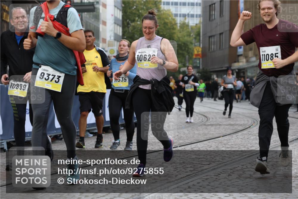 05.10.2025 - 20. swb-Marathon Bremen Strokosch-Dieckow http://msf.ph/oto/9275855 05.10.2025 11:12:17 Ziel 9373, 9374, 9911, 10622, 10899, 11085, 11535 meine-sportfotos.de