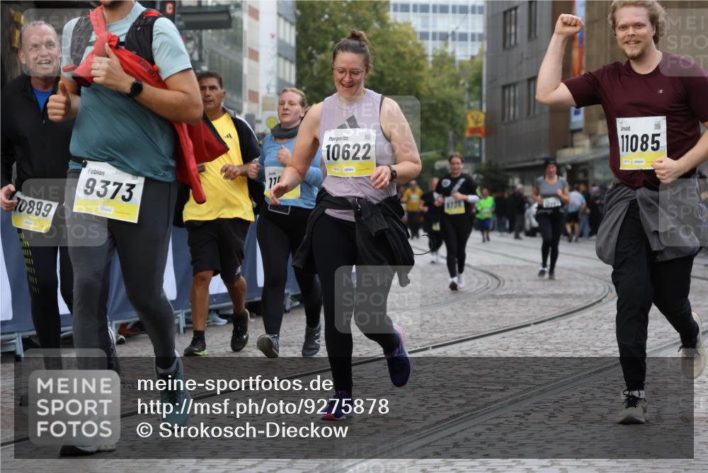 05.10.2025 - 20. swb-Marathon Bremen Strokosch-Dieckow http://msf.ph/oto/9275878 05.10.2025 11:12:17 Ziel 9373, 9374, 9911, 10622, 10899, 11085, 11535 meine-sportfotos.de