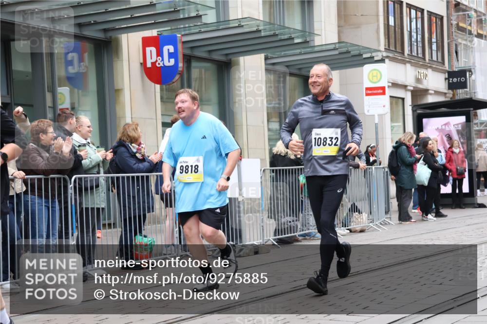 05.10.2025 - 20. swb-Marathon Bremen Strokosch-Dieckow http://msf.ph/oto/9275885 05.10.2025 11:13:56 Ziel 9380, 9695, 9724, 9756, 9818, 9819, 10114, 10115, 10201, 10491, 10832, 11036, 11135, 11539, 11555, 9380, 9695, 9724, 9756, 9818, 9819, 10114, 10115, 10201, 10491, 10832, 11036, 11135, 11539, 11555 meine-sportfotos.de