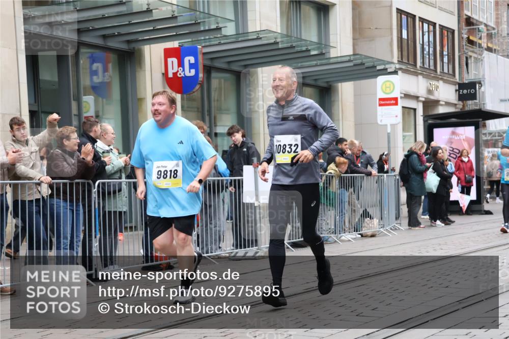 05.10.2025 - 20. swb-Marathon Bremen Strokosch-Dieckow http://msf.ph/oto/9275895 05.10.2025 11:13:56 Ziel 9380, 9695, 9724, 9756, 9818, 9819, 10114, 10115, 10201, 10491, 10832, 11036, 11135, 11539, 11555, 9380, 9695, 9724, 9756, 9818, 9819, 10114, 10115, 10201, 10491, 10832, 11036, 11135, 11539, 11555 meine-sportfotos.de