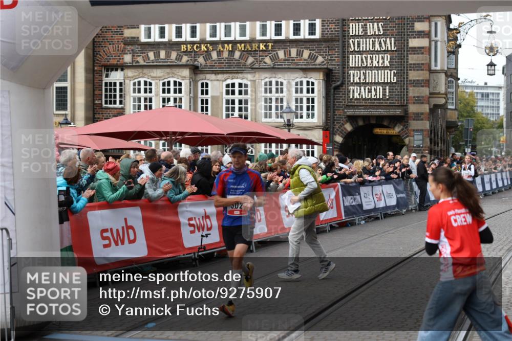 05.10.2025 - 20. swb-Marathon Bremen Yannick Fuchs http://msf.ph/oto/9275907 05.10.2025 12:37:32 Ziel 302 meine-sportfotos.de