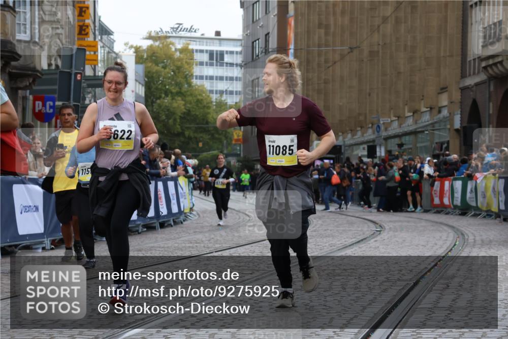 05.10.2025 - 20. swb-Marathon Bremen Strokosch-Dieckow http://msf.ph/oto/9275925 05.10.2025 11:12:18 Ziel 9373, 9374, 10622, 10899, 11085, 11535 meine-sportfotos.de