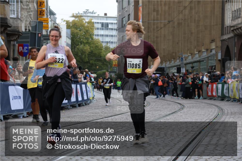 05.10.2025 - 20. swb-Marathon Bremen Strokosch-Dieckow http://msf.ph/oto/9275949 05.10.2025 11:12:18 Ziel 9373, 9374, 10622, 10899, 11085, 11535 meine-sportfotos.de