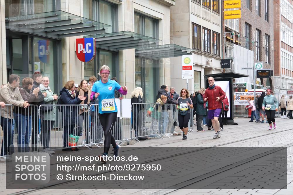 05.10.2025 - 20. swb-Marathon Bremen Strokosch-Dieckow http://msf.ph/oto/9275950 05.10.2025 11:14:01 Ziel 9695, 9724, 9756, 9818, 9819, 10114, 10115, 10201, 10292, 10832, 11036, 11072, 11135, 11139, 11539, 11555, 9695, 9724, 9756, 9818, 9819, 10114, 10115, 10201, 10292, 10832, 11036, 11072, 11135, 11139, 11539, 11555 meine-sportfotos.de