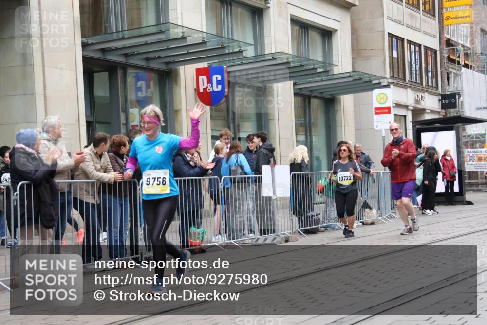 05.10.2025 - 20. swb-Marathon Bremen Strokosch-Dieckow http://msf.ph/oto/9275980 05.10.2025 11:14:02 Ziel 9695, 9724, 9756, 9818, 9819, 10114, 10115, 10201, 10292, 10832, 11036, 11072, 11135, 11139, 11539, 11555, 9695, 9724, 9756, 9818, 9819, 10114, 10115, 10201, 10292, 10832, 11036, 11072, 11135, 11139, 11539, 11555 meine-sportfotos.de