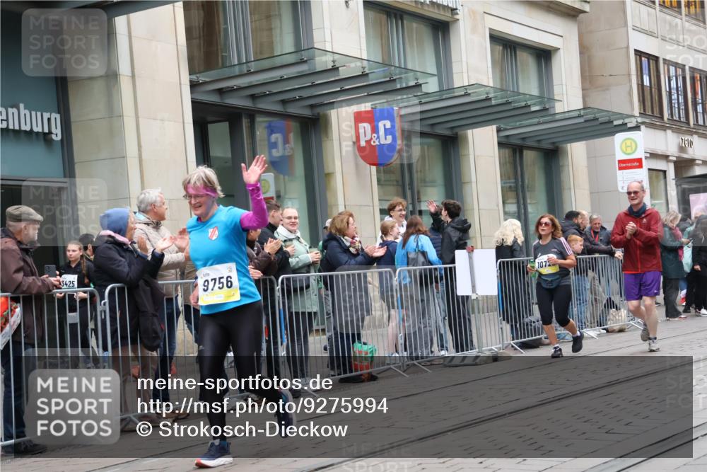 05.10.2025 - 20. swb-Marathon Bremen Strokosch-Dieckow http://msf.ph/oto/9275994 05.10.2025 11:14:02 Ziel 9695, 9724, 9756, 9818, 9819, 10114, 10115, 10201, 10292, 10832, 11036, 11072, 11135, 11139, 11539, 11555, 9695, 9724, 9756, 9818, 9819, 10114, 10115, 10201, 10292, 10832, 11036, 11072, 11135, 11139, 11539, 11555 meine-sportfotos.de