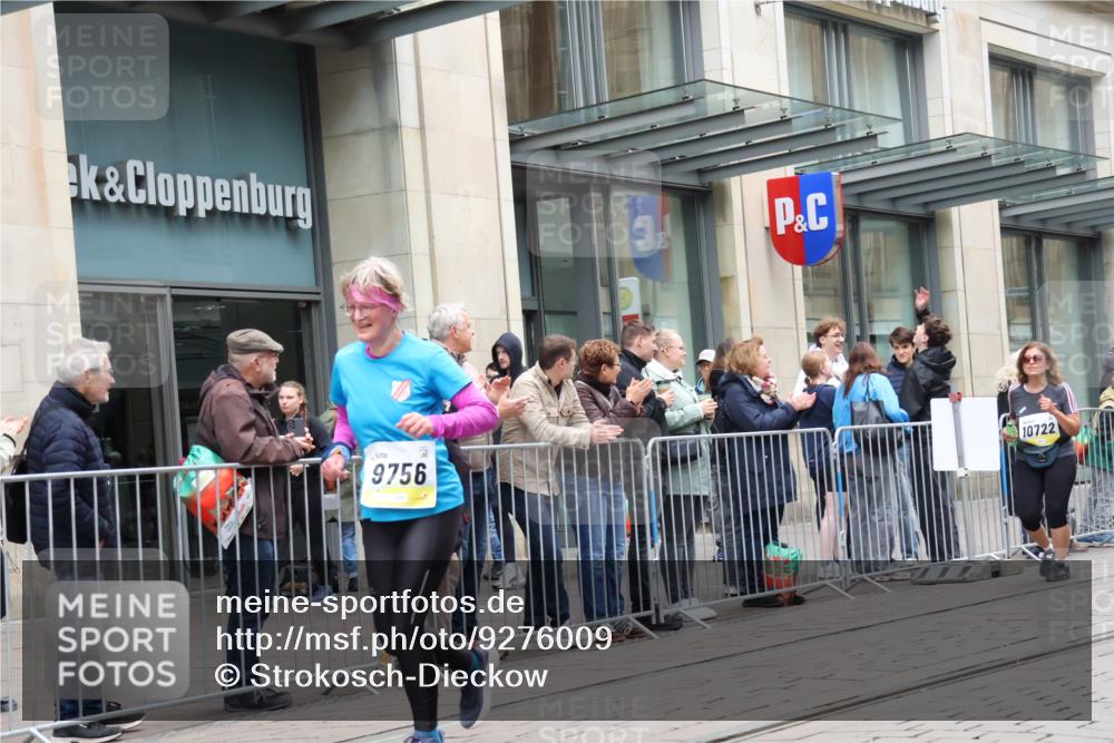 05.10.2025 - 20. swb-Marathon Bremen Strokosch-Dieckow http://msf.ph/oto/9276009 05.10.2025 11:14:02 Ziel 9695, 9724, 9756, 9818, 9819, 10114, 10115, 10201, 10292, 10832, 11036, 11072, 11135, 11139, 11539, 11555, 9695, 9724, 9756, 9818, 9819, 10114, 10115, 10201, 10292, 10832, 11036, 11072, 11135, 11139, 11539, 11555 meine-sportfotos.de
