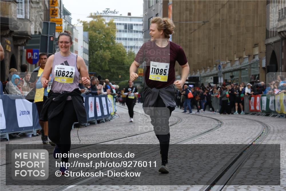 05.10.2025 - 20. swb-Marathon Bremen Strokosch-Dieckow http://msf.ph/oto/9276011 05.10.2025 11:12:18 Ziel 9373, 9374, 10622, 10899, 11085, 11535 meine-sportfotos.de