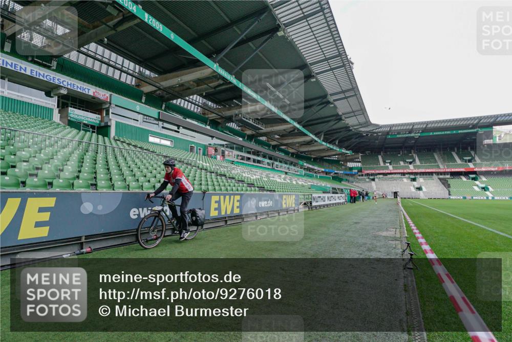 05.10.2025 - 20. swb-Marathon Bremen Michael Burmester http://msf.ph/oto/9276018 05.10.2025 10:17:16 Laufen im Stadion 11 meine-sportfotos.de