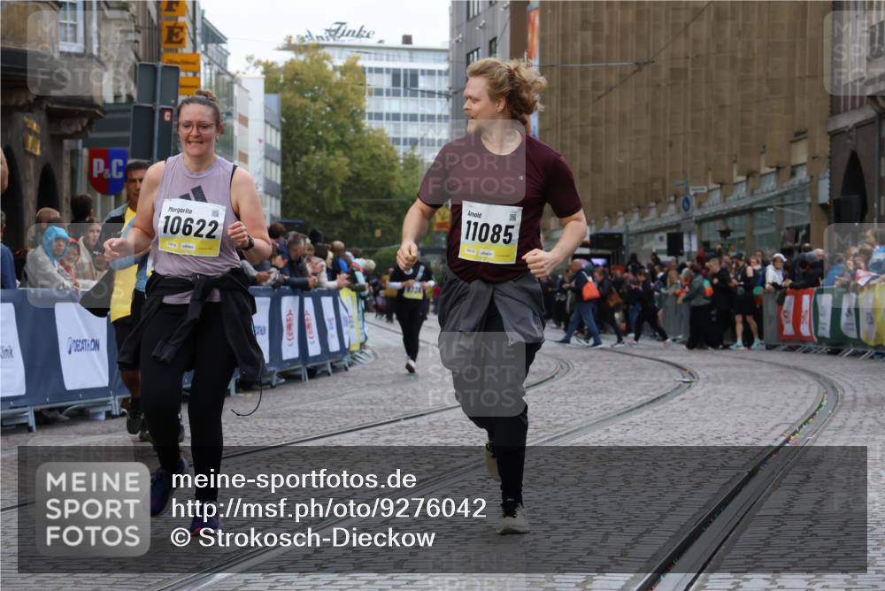 05.10.2025 - 20. swb-Marathon Bremen Strokosch-Dieckow http://msf.ph/oto/9276042 05.10.2025 11:12:18 Ziel 9373, 9374, 10622, 10899, 11085, 11535 meine-sportfotos.de