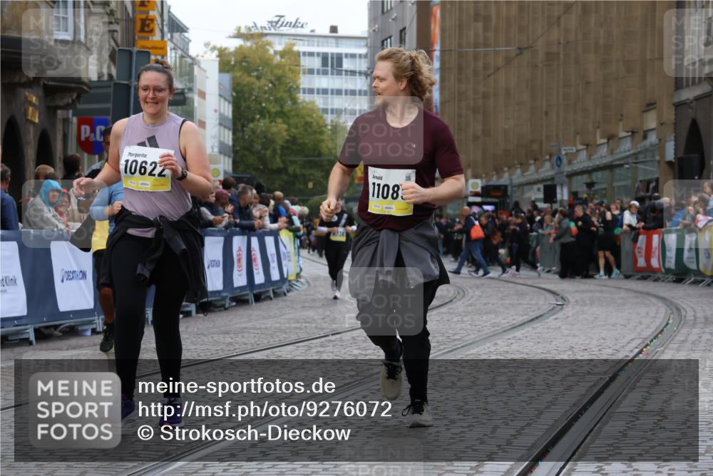 05.10.2025 - 20. swb-Marathon Bremen Strokosch-Dieckow http://msf.ph/oto/9276072 05.10.2025 11:12:18 Ziel 9373, 9374, 10622, 10899, 11085, 11535 meine-sportfotos.de