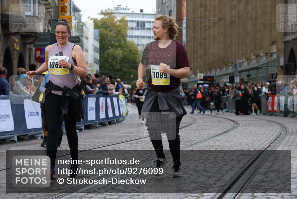 05.10.2025 - 20. swb-Marathon Bremen Strokosch-Dieckow http://msf.ph/oto/9276099 05.10.2025 11:12:18 Ziel 9373, 9374, 10622, 10899, 11085, 11535 meine-sportfotos.de