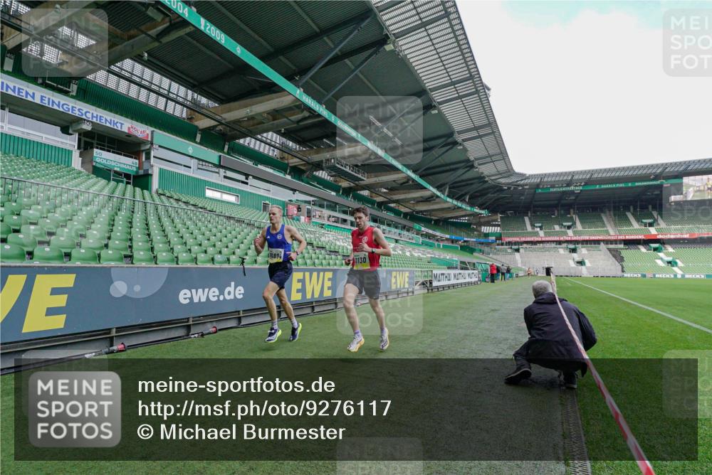 05.10.2025 - 20. swb-Marathon Bremen Michael Burmester http://msf.ph/oto/9276117 05.10.2025 10:19:08 Laufen im Stadion 9996, 10247, 10894, 11130, 11730, 9280 meine-sportfotos.de