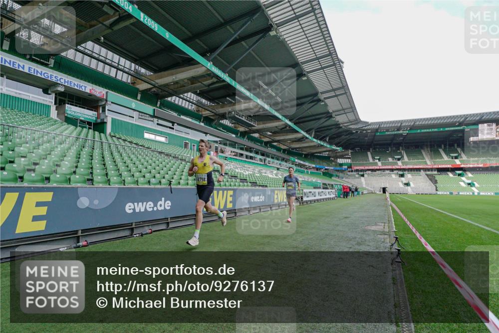05.10.2025 - 20. swb-Marathon Bremen Michael Burmester http://msf.ph/oto/9276137 05.10.2025 10:19:26 Laufen im Stadion 9320, 9851, 9996, 10247, 10718, 10894, 11130, 11730, 9280 meine-sportfotos.de