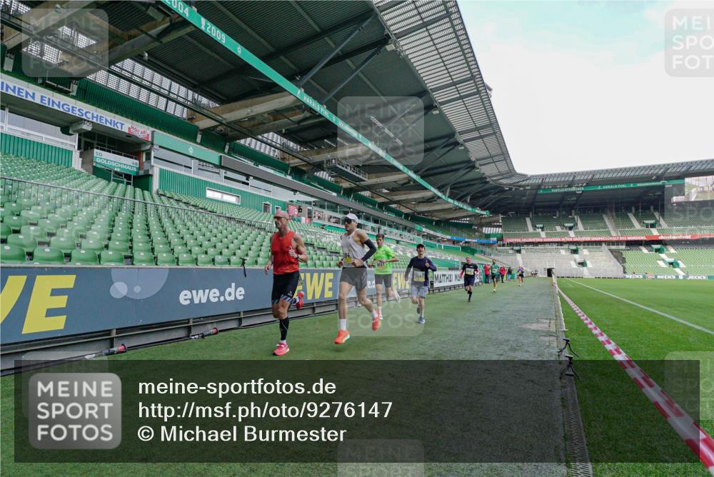 05.10.2025 - 20. swb-Marathon Bremen Michael Burmester http://msf.ph/oto/9276147 05.10.2025 10:20:14 Laufen im Stadion 9319, 9320, 9340, 9694, 9697, 9851, 10410, 10476, 10538, 10718, 11013, 11341, 11443, 9320, 10247, 10894, 11130 meine-sportfotos.de