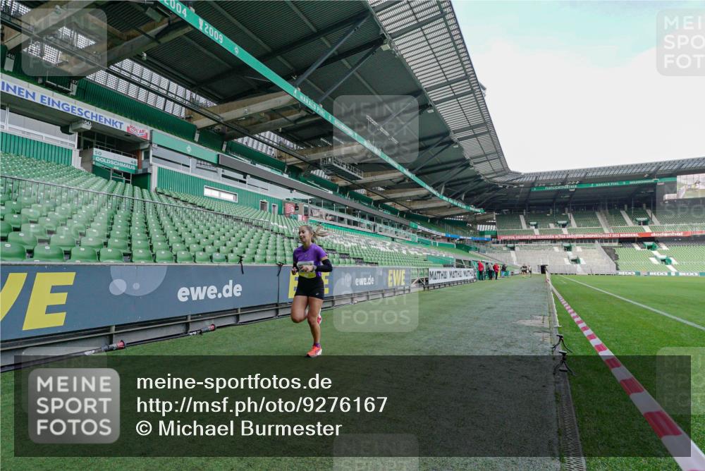 05.10.2025 - 20. swb-Marathon Bremen Michael Burmester http://msf.ph/oto/9276167 05.10.2025 10:20:21 Laufen im Stadion 9319, 9340, 9694, 9697, 10410, 10476, 10538, 11013, 11341, 11443, 9320, 9851, 10718, 10894, 11130 meine-sportfotos.de