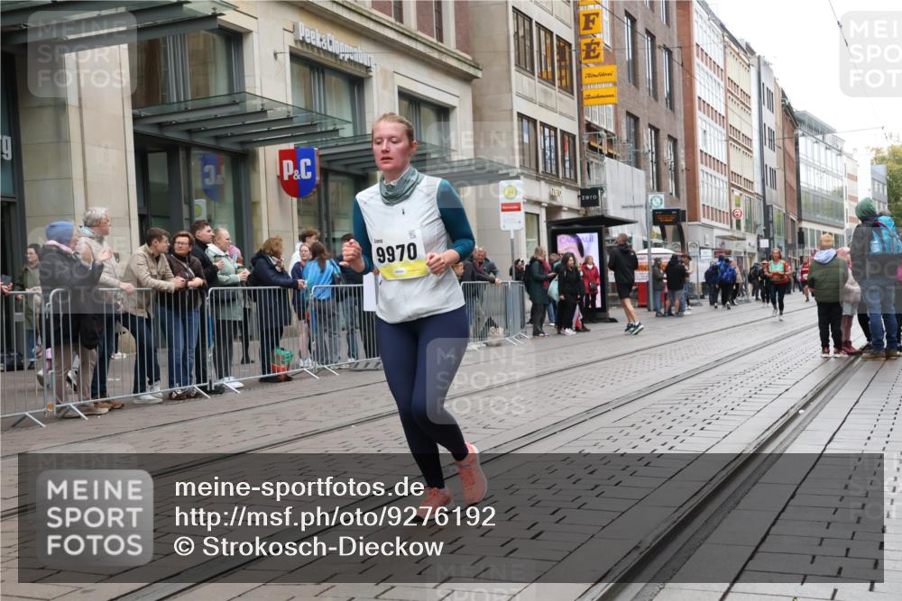 05.10.2025 - 20. swb-Marathon Bremen Strokosch-Dieckow http://msf.ph/oto/9276192 05.10.2025 11:14:12 Ziel 9756, 9818, 9819, 9861, 9970, 10201, 10292, 10722, 10832, 11072, 11139, 11473, 9756, 9818, 9819, 9861, 9970, 10201, 10292, 10722, 10832, 11072, 11139, 11473 meine-sportfotos.de