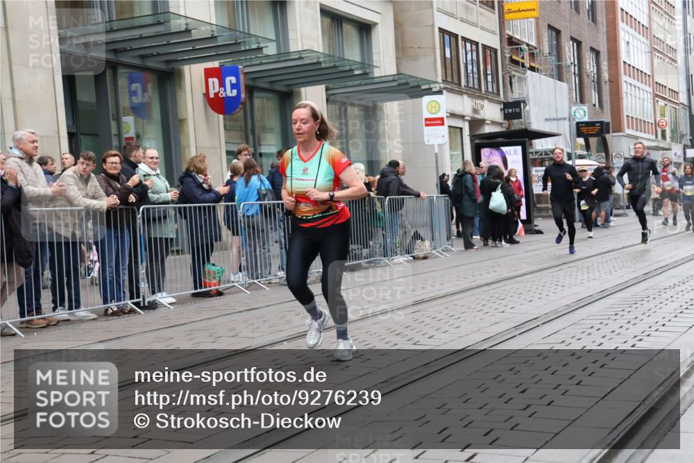 05.10.2025 - 20. swb-Marathon Bremen Strokosch-Dieckow http://msf.ph/oto/9276239 05.10.2025 11:14:19 Ziel 9303, 9756, 9861, 9970, 10292, 10602, 10722, 11072, 11139, 11448, 11473, 11557, 9303, 9756, 9861, 9970, 10292, 10602, 10722, 11072, 11139, 11448, 11473, 11557 meine-sportfotos.de