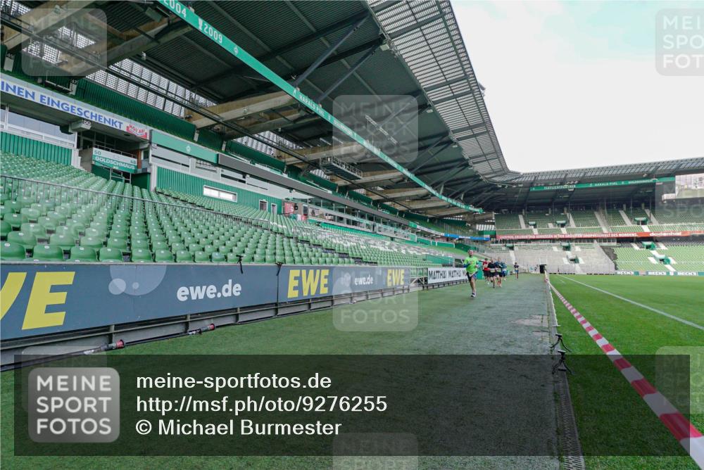 05.10.2025 - 20. swb-Marathon Bremen Michael Burmester http://msf.ph/oto/9276255 05.10.2025 10:21:50 Laufen im Stadion 9341, 9429, 9480, 9565, 9586, 9755, 9809, 9833, 10347, 10358, 10425, 10501, 10704, 10775, 10862, 11021, 11132, 11176, 11213, 11465, 9527, 9829, 10372, 11185, 11687 meine-sportfotos.de