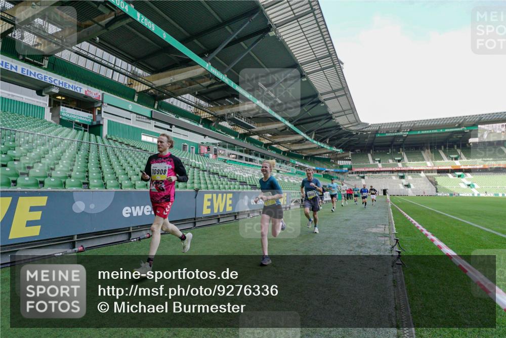 05.10.2025 - 20. swb-Marathon Bremen Michael Burmester http://msf.ph/oto/9276336 05.10.2025 10:22:43 Laufen im Stadion 7111, 9239, 9341, 9504, 9755, 9863, 10052, 10171, 10175, 10176, 10352, 10358, 10409, 10517, 10525, 10847, 10862, 10908, 10967, 11132, 11328, 11335, 11343, 11349, 11430, 11594, 9586, 9809, 10775, 10862, 11021, 11132 meine-sportfotos.de