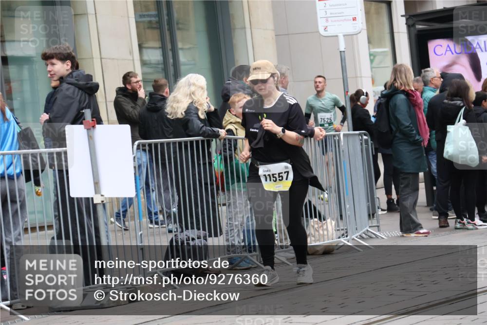 05.10.2025 - 20. swb-Marathon Bremen Strokosch-Dieckow http://msf.ph/oto/9276360 05.10.2025 11:14:23 Ziel 9303, 9861, 9970, 10292, 10602, 10722, 11072, 11139, 11448, 11473, 11557, 9303, 9861, 9970, 10292, 10602, 10722, 11072, 11139, 11448, 11473, 11557 meine-sportfotos.de