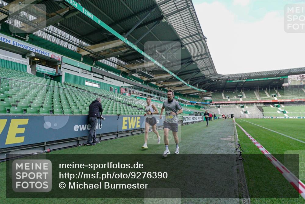 05.10.2025 - 20. swb-Marathon Bremen Michael Burmester http://msf.ph/oto/9276390 05.10.2025 10:23:04 Laufen im Stadion 7111, 9239, 9504, 9671, 9863, 10052, 10161, 10171, 10175, 10176, 10352, 10409, 10517, 10525, 10565, 10658, 10686, 10847, 10908, 10952, 10967, 11328, 11335, 11343, 11349, 11430, 11594, 9341, 9755, 10358 meine-sportfotos.de