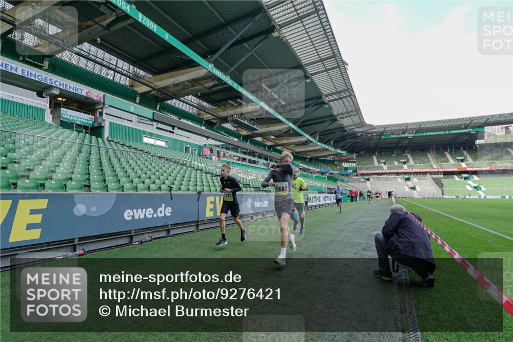 05.10.2025 - 20. swb-Marathon Bremen Michael Burmester http://msf.ph/oto/9276421 05.10.2025 10:23:21 Laufen im Stadion 9213, 9239, 9289, 9403, 9504, 9671, 9863, 9922, 10052, 10070, 10161, 10171, 10175, 10176, 10352, 10525, 10565, 10606, 10658, 10686, 10753, 10847, 10908, 10952, 10967, 11067, 11069, 11328, 11335, 11343, 11349, 11474, 11710, 7111, 10409, 10517, 10967, 11343, 11430, 11594 meine-sportfotos.de