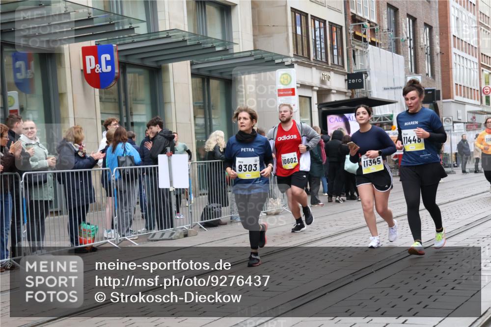 05.10.2025 - 20. swb-Marathon Bremen Strokosch-Dieckow http://msf.ph/oto/9276437 05.10.2025 11:14:26 Ziel 9303, 9861, 9970, 10602, 10722, 11345, 11448, 11473, 11557, 11607, 9303, 9861, 9970, 10602, 10722, 11345, 11448, 11473, 11557, 11607 meine-sportfotos.de