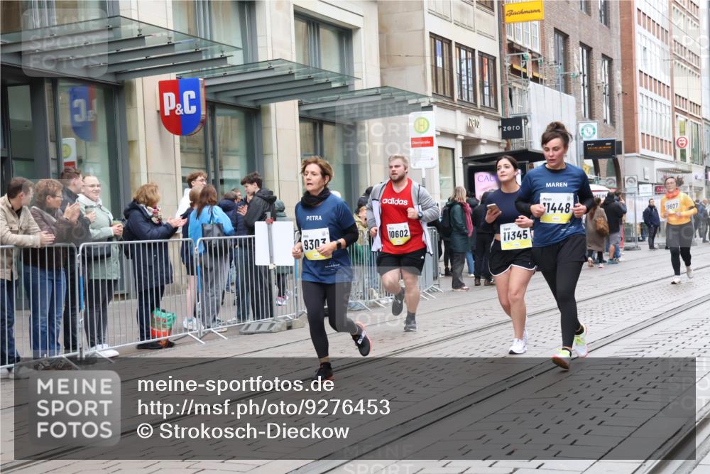 05.10.2025 - 20. swb-Marathon Bremen Strokosch-Dieckow http://msf.ph/oto/9276453 05.10.2025 11:14:26 Ziel 9303, 9861, 9970, 10602, 10722, 11345, 11448, 11473, 11557, 11607, 9303, 9861, 9970, 10602, 10722, 11345, 11448, 11473, 11557, 11607 meine-sportfotos.de