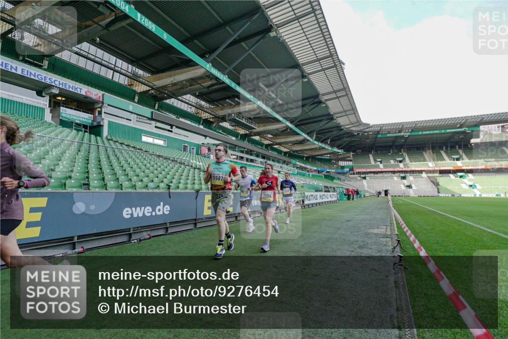 05.10.2025 - 20. swb-Marathon Bremen Michael Burmester http://msf.ph/oto/9276454 05.10.2025 10:23:34 Laufen im Stadion 9213, 9289, 9403, 9671, 9863, 9922, 10052, 10070, 10161, 10276, 10352, 10525, 10565, 10606, 10658, 10686, 10753, 10952, 11067, 11069, 11114, 11328, 11335, 11418, 11474, 11567, 11710, 9239, 9504, 10171, 10175, 10176, 10352, 10847, 10908, 10967, 11343, 11349, 11594 meine-sportfotos.de