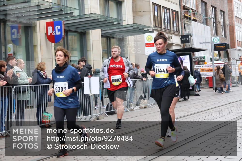05.10.2025 - 20. swb-Marathon Bremen Strokosch-Dieckow http://msf.ph/oto/9276484 05.10.2025 11:14:27 Ziel 9303, 9861, 9970, 10602, 10722, 11345, 11448, 11473, 11557, 11607, 9303, 9861, 9970, 10602, 10722, 11345, 11448, 11473, 11557, 11607 meine-sportfotos.de