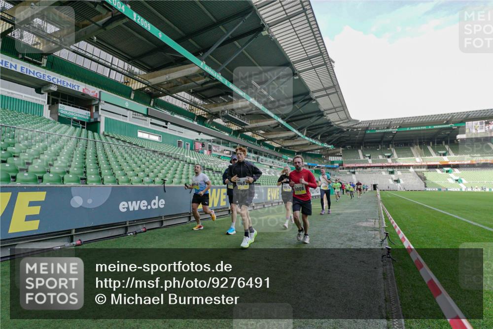 05.10.2025 - 20. swb-Marathon Bremen Michael Burmester http://msf.ph/oto/9276491 05.10.2025 10:25:28 Laufen im Stadion 9006, 9302, 9361, 9558, 9614, 9775, 9849, 9865, 9884, 9919, 9967, 10104, 10155, 10306, 10348, 10375, 10474, 10505, 10541, 10553, 10652, 10666, 10979, 11217, 11230, 11256, 11304, 11316, 11346, 11403, 11503, 11581, 11640, 11666, 11745, 8187, 9253, 9700, 10208, 10691, 10744, 10838, 10910, 11217, 11476, 11725 meine-sportfotos.de