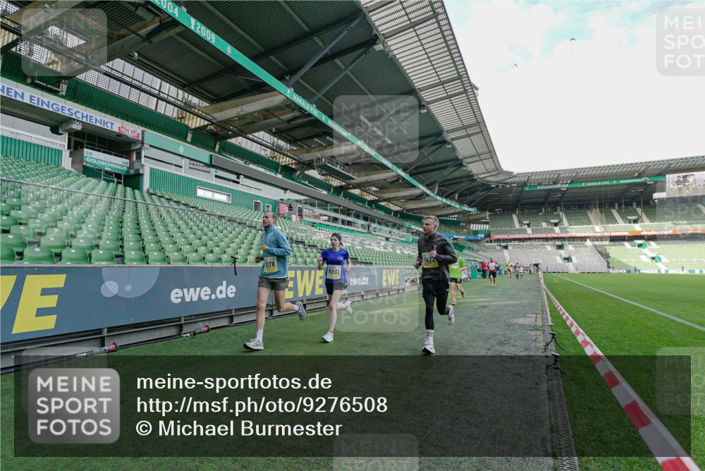 05.10.2025 - 20. swb-Marathon Bremen Michael Burmester http://msf.ph/oto/9276508 05.10.2025 10:25:44 Laufen im Stadion 9006, 9170, 9302, 9361, 9558, 9614, 9775, 9849, 9865, 9884, 9919, 9967, 10104, 10155, 10306, 10348, 10474, 10505, 10541, 10553, 10554, 10559, 10652, 10666, 10780, 10961, 11178, 11230, 11256, 11316, 11346, 11403, 11422, 11503, 11581, 11617, 11666, 11745, 8187, 9253, 9700, 10375, 10910, 10979, 11217, 11304, 11640 meine-sportfotos.de
