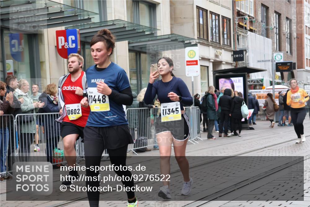 05.10.2025 - 20. swb-Marathon Bremen Strokosch-Dieckow http://msf.ph/oto/9276522 05.10.2025 11:14:28 Ziel 9303, 9861, 9970, 10602, 10722, 11345, 11448, 11473, 11557, 11607, 9303, 9861, 9970, 10602, 10722, 11345, 11448, 11473, 11557, 11607 meine-sportfotos.de