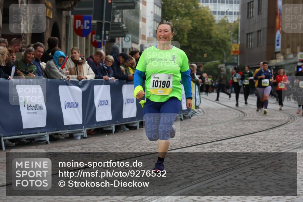 05.10.2025 - 20. swb-Marathon Bremen Strokosch-Dieckow http://msf.ph/oto/9276532 05.10.2025 11:12:43 Ziel 10186, 10190 meine-sportfotos.de