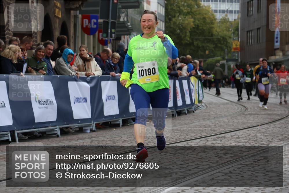 05.10.2025 - 20. swb-Marathon Bremen Strokosch-Dieckow http://msf.ph/oto/9276605 05.10.2025 11:12:43 Ziel 10186, 10190 meine-sportfotos.de