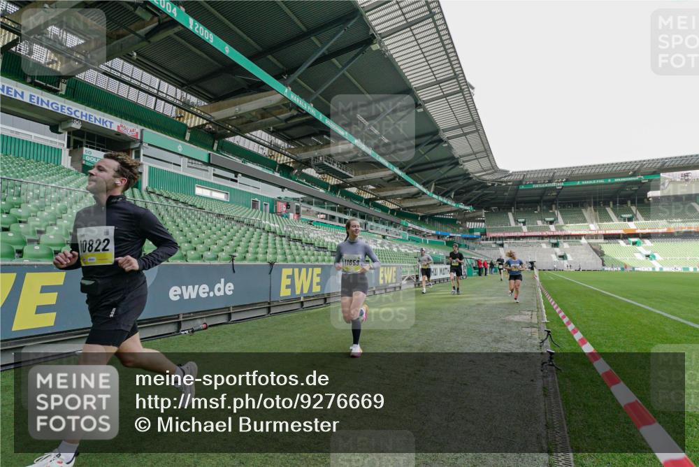 05.10.2025 - 20. swb-Marathon Bremen Michael Burmester http://msf.ph/oto/9276669 05.10.2025 10:27:17 Laufen im Stadion 28, 9009, 9202, 9270, 9285, 9339, 9351, 9362, 9396, 9400, 9411, 9500, 9670, 9678, 9709, 9711, 9876, 9878, 9885, 9897, 9921, 9960, 9961, 10045, 10091, 10092, 10277, 10351, 10411, 10568, 10634, 10637, 10639, 10750, 10773, 10792, 10818, 10822, 10823, 10898, 10947, 11074, 11362, 11446, 11585, 11645, 11659, 11678, 11683, 11714, 9250, 9290, 9545, 9590, 10053, 10090, 10431, 10447, 10633, 10649, 10682, 11648, 11715 meine-sportfotos.de