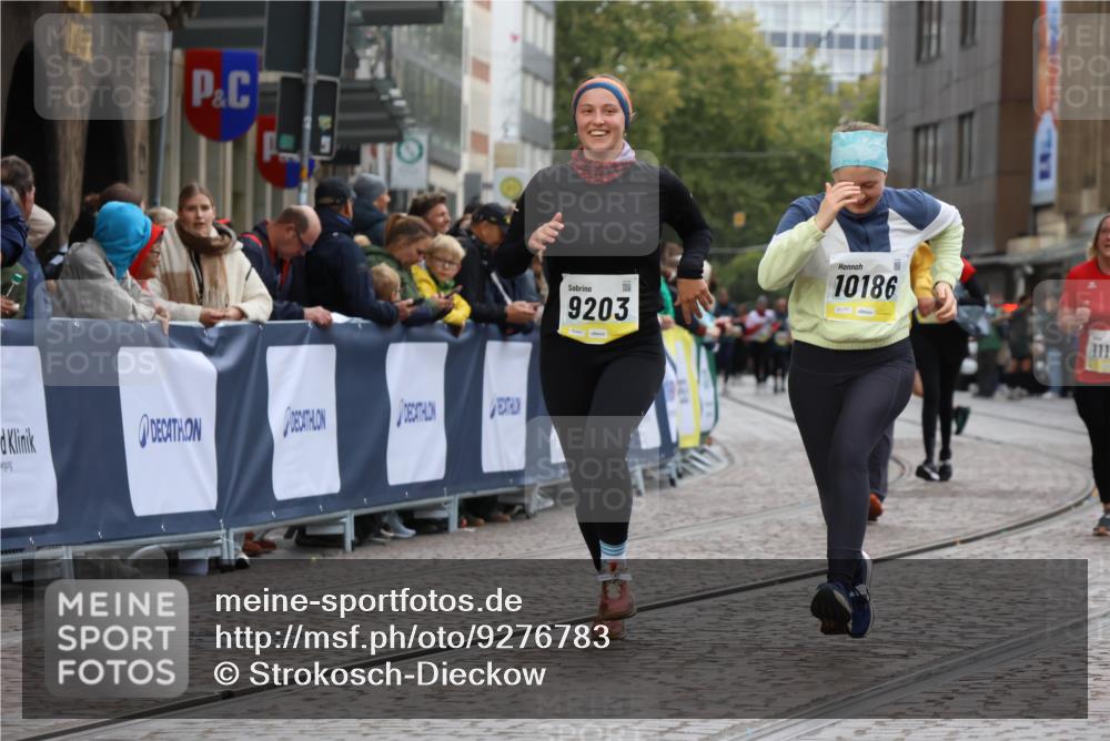 05.10.2025 - 20. swb-Marathon Bremen Strokosch-Dieckow http://msf.ph/oto/9276783 05.10.2025 11:12:52 Ziel 9203, 10186, 11118, 11252 meine-sportfotos.de