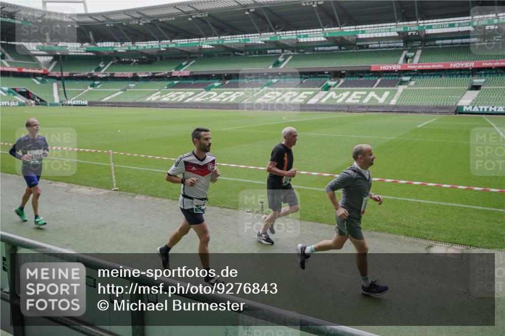 05.10.2025 - 20. swb-Marathon Bremen Michael Burmester http://msf.ph/oto/9276843 05.10.2025 12:55:25 Laufen im Stadion 78, 82, 104, 124, 169, 240, 319, 417, 663, 760, 944, 1261, 1326, 1474, 1483, 1490, 1531, 1721, 1737, 1910, 1945, 2022, 2162, 2265, 2431, 2459, 2494, 2605, 2642, 2716, 2884, 3069, 3074, 3489, 3515, 3519, 3531, 3612, 3838, 3848, 3944, 4079, 4116, 4195, 4212, 4257, 4456, 4672, 4771, 4796, 4816, 4823, 4853, 4919, 5034, 5093, 5152, 5177, 5289, 5452, 5484, 5554, 5691, 5719, 5833, 5907, 6048, 6106, 6184, 6276, 6527, 6570, 6615, 6649, 6820, 6937, 7052, 8642, 504, 1896 meine-sportfotos.de