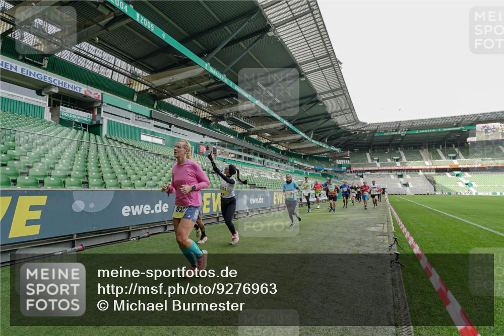 05.10.2025 - 20. swb-Marathon Bremen Michael Burmester http://msf.ph/oto/9276963 05.10.2025 10:28:12 Laufen im Stadion 1138, 7414, 9200, 9206, 9207, 9216, 9222, 9223, 9244, 9293, 9298, 9366, 9377, 9397, 9406, 9413, 9546, 9665, 9706, 9955, 10047, 10177, 10211, 10266, 10268, 10303, 10319, 10350, 10382, 10428, 10452, 10509, 10637, 10661, 10667, 10676, 10688, 10789, 10850, 10858, 10931, 10953, 11104, 11167, 11189, 11244, 11248, 11268, 11299, 11327, 11462, 11498, 11513, 11579, 11628, 11678, 11705, 9339, 9500, 9670, 9709, 9711, 10639, 10750, 10947 meine-sportfotos.de