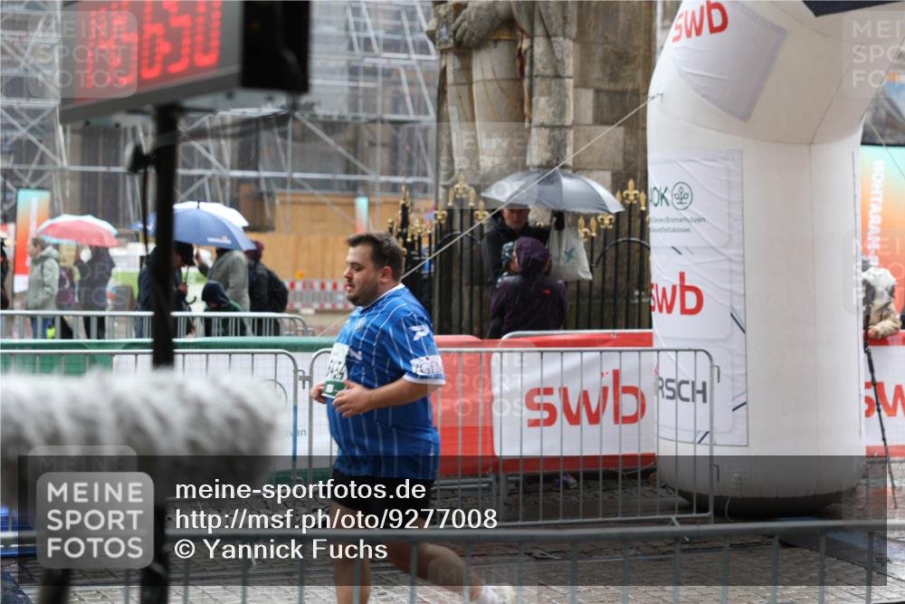 05.10.2025 - 20. swb-Marathon Bremen Yannick Fuchs http://msf.ph/oto/9277008 05.10.2025 14:56:49 Ziel 41, 5454 meine-sportfotos.de