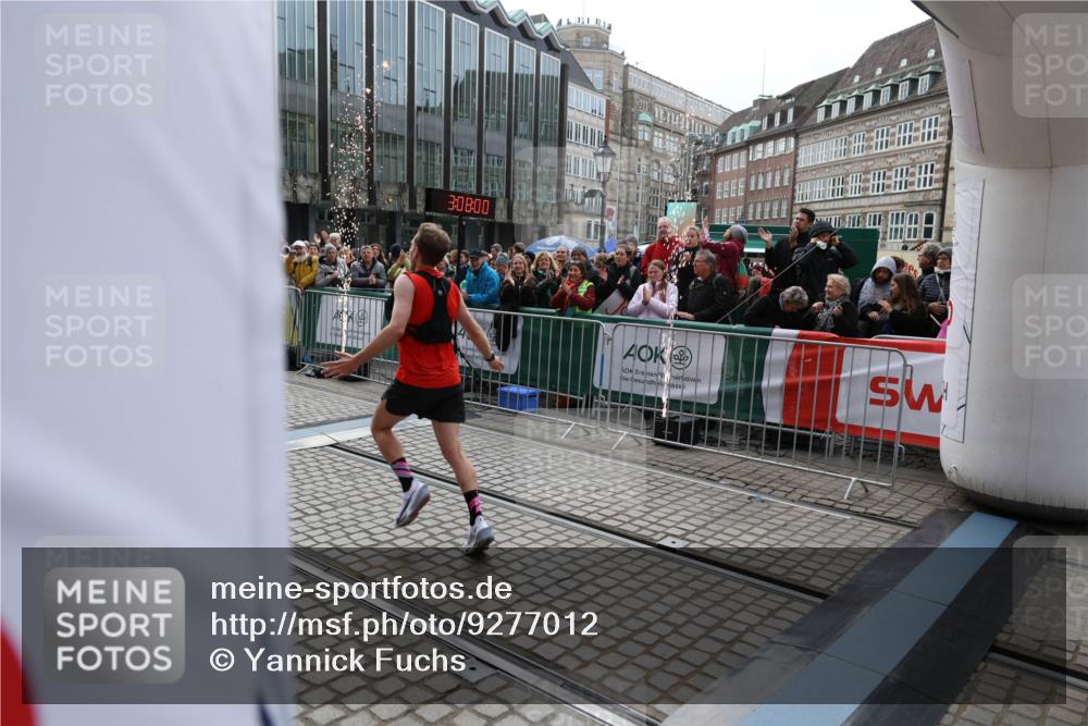 05.10.2025 - 20. swb-Marathon Bremen Yannick Fuchs http://msf.ph/oto/9277012 05.10.2025 12:38:50 Ziel 1351 meine-sportfotos.de