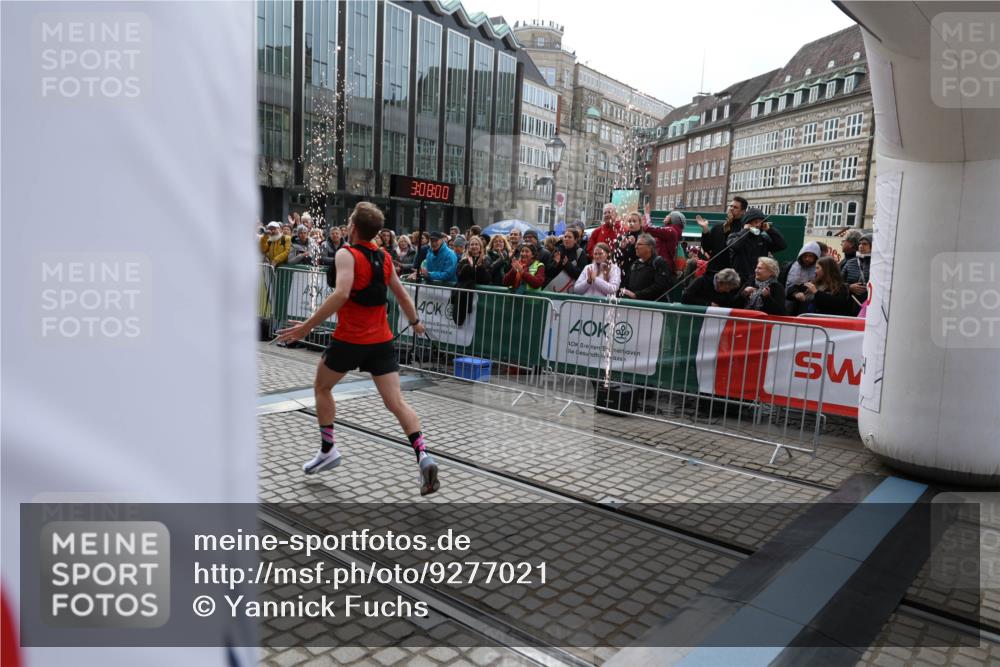 05.10.2025 - 20. swb-Marathon Bremen Yannick Fuchs http://msf.ph/oto/9277021 05.10.2025 12:38:50 Ziel 1351 meine-sportfotos.de