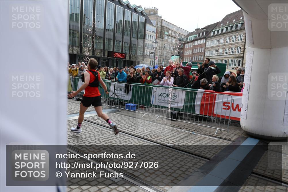 05.10.2025 - 20. swb-Marathon Bremen Yannick Fuchs http://msf.ph/oto/9277026 05.10.2025 12:38:50 Ziel 1351 meine-sportfotos.de