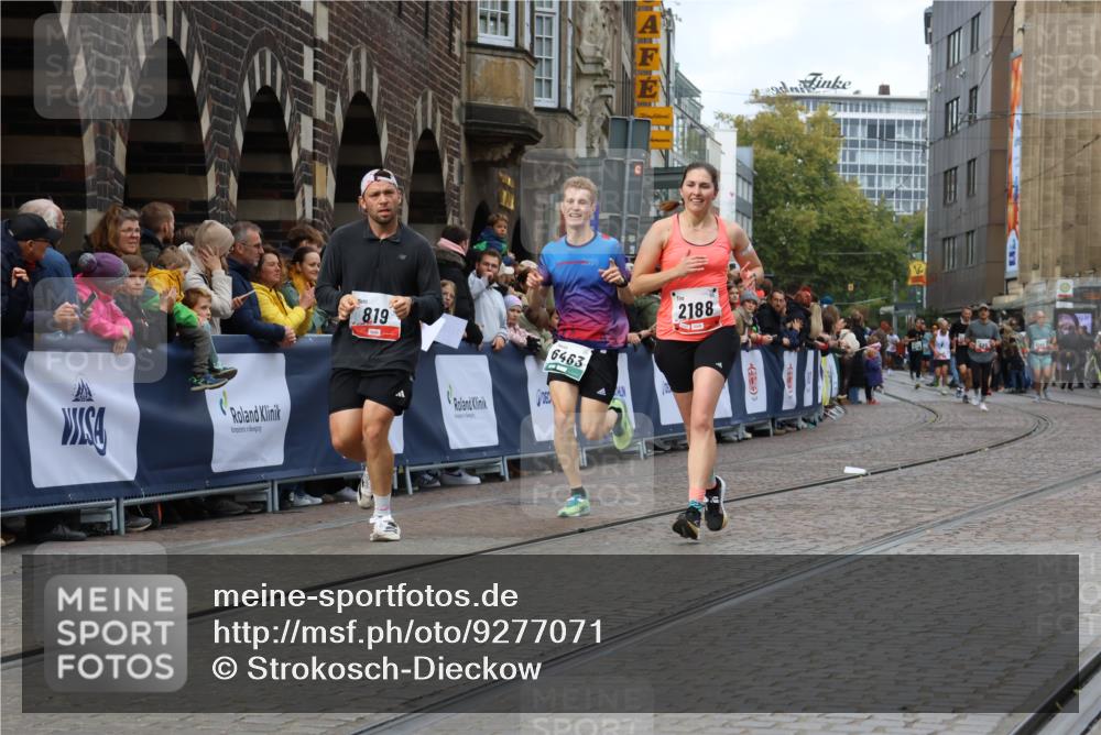 05.10.2025 - 20. swb-Marathon Bremen Strokosch-Dieckow http://msf.ph/oto/9277071 05.10.2025 13:04:48 Ziel 819, 2057, 2188, 6463 meine-sportfotos.de