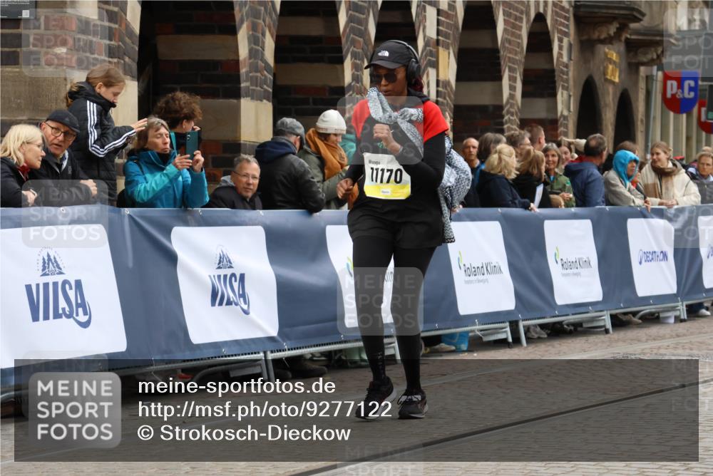 05.10.2025 - 20. swb-Marathon Bremen Strokosch-Dieckow http://msf.ph/oto/9277122 05.10.2025 11:13:04 Ziel 10041, 11170, 11494 meine-sportfotos.de