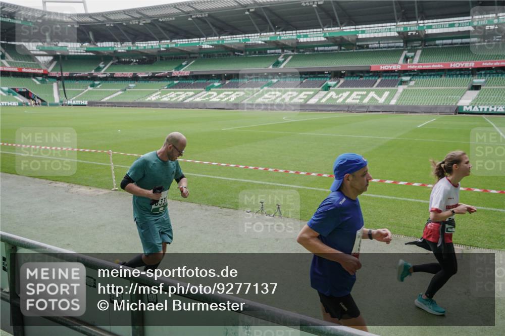 05.10.2025 - 20. swb-Marathon Bremen Michael Burmester http://msf.ph/oto/9277137 05.10.2025 12:55:57 Laufen im Stadion 78, 240, 325, 760, 830, 901, 984, 989, 1261, 1326, 1490, 1531, 1774, 1825, 1910, 1931, 2022, 2134, 2149, 2162, 2459, 2490, 2605, 2716, 2884, 2942, 3074, 3161, 3489, 3515, 3519, 3612, 3749, 3838, 3944, 4052, 4079, 4116, 4149, 4195, 4212, 4288, 4432, 4456, 4485, 4796, 4853, 5093, 5152, 5177, 5289, 5370, 5484, 5490, 5554, 5615, 5691, 5719, 5833, 5907, 6048, 6070, 6106, 6276, 6441, 6515, 6570, 6615, 6689, 6744, 6797, 6820, 6937, 8060, 8144, 8222, 124, 6527 meine-sportfotos.de