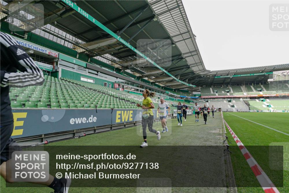 05.10.2025 - 20. swb-Marathon Bremen Michael Burmester http://msf.ph/oto/9277138 05.10.2025 10:28:30 Laufen im Stadion 1138, 7414, 9200, 9206, 9207, 9216, 9222, 9223, 9244, 9293, 9298, 9366, 9377, 9397, 9404, 9406, 9413, 9562, 9665, 9706, 9810, 9955, 10047, 10109, 10131, 10177, 10211, 10266, 10268, 10303, 10319, 10350, 10382, 10428, 10509, 10519, 10661, 10667, 10688, 10789, 10850, 10858, 10875, 10931, 10953, 10973, 11104, 11189, 11244, 11248, 11268, 11327, 11330, 11357, 11498, 11513, 11561, 11573, 11579, 11628, 11705, 9546, 10452, 10637, 10676, 11167 meine-sportfotos.de